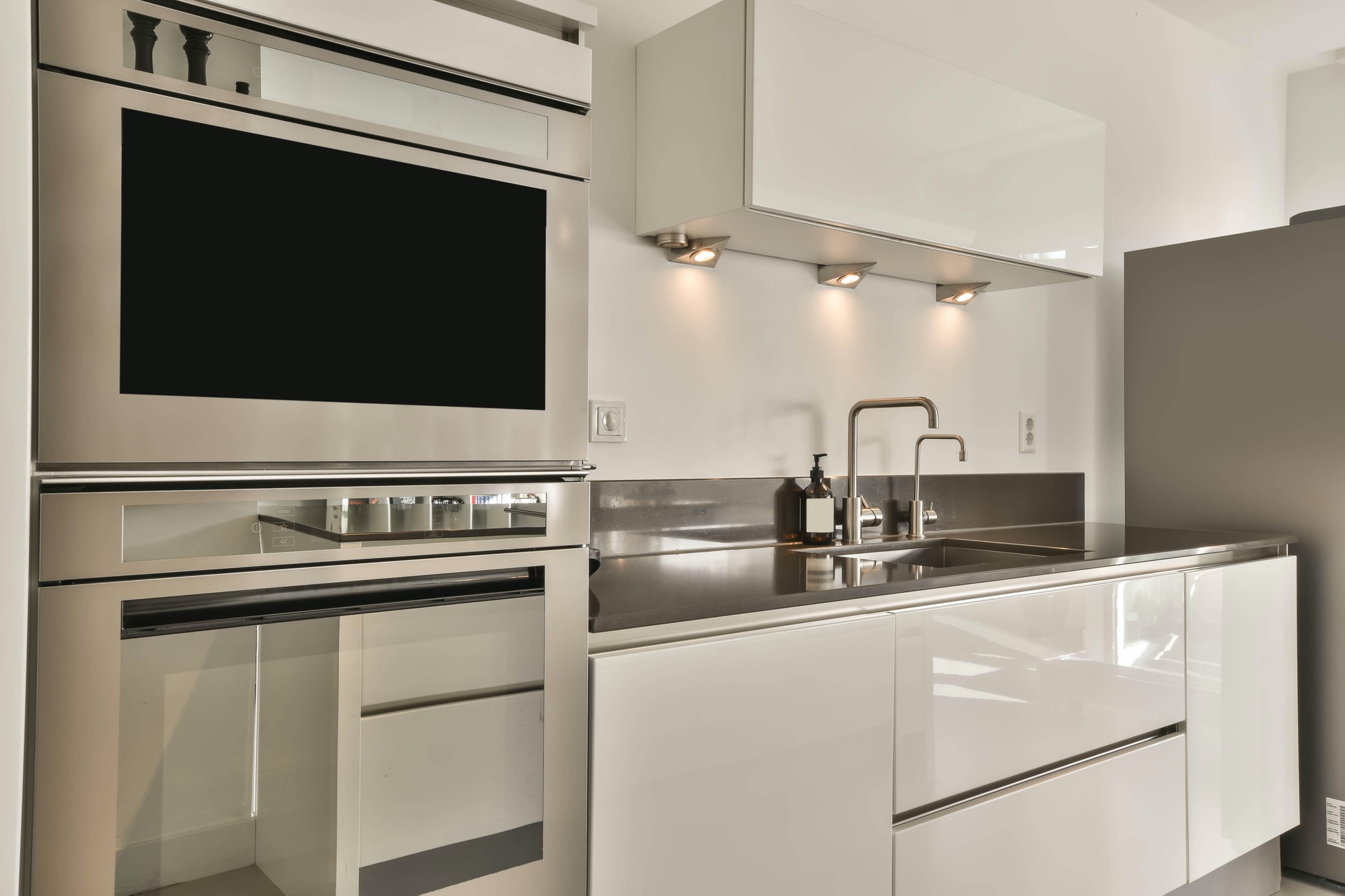 Spacious and cozy open-plan kitchen